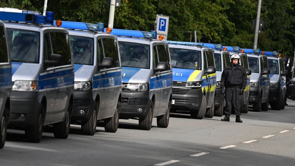 Die Polizei begleitet das als Hochrisikospiel eingestufte Derby mit einem Großaufgebot.