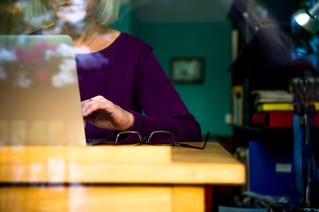 Eine Frau arbeitet von Zuhause aus am Laptop.