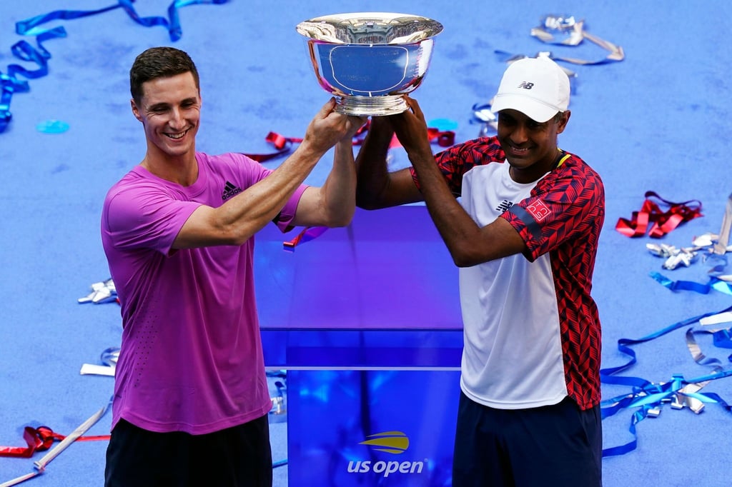 Rajeev Ram (r) und Joe Salisbury feiern nach ihrem Sieg mit der Trophäe.