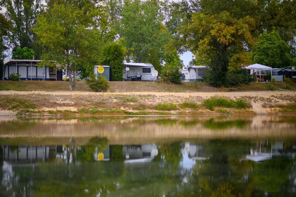 Wohnmobile stehen auf dem „Family Camp Kellerwiehl“ in Bittkau am See.