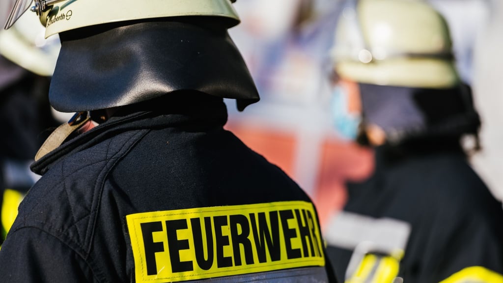 Einsatzkräfte der Feuerwehr in Schutzkleidung.