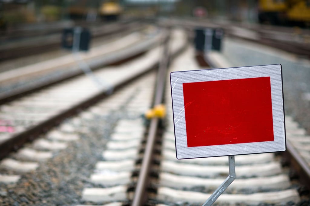 Ein Schutzhaltesignal steht im Bereich des Bahnhofs.
