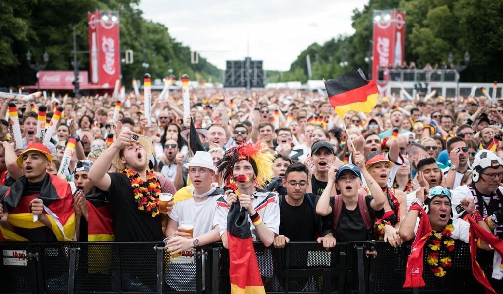 Besucherinnen und Besuchrt verfolgen auf der Berliner Fanmeile das Spiel Deutschland gegen Südkorea.