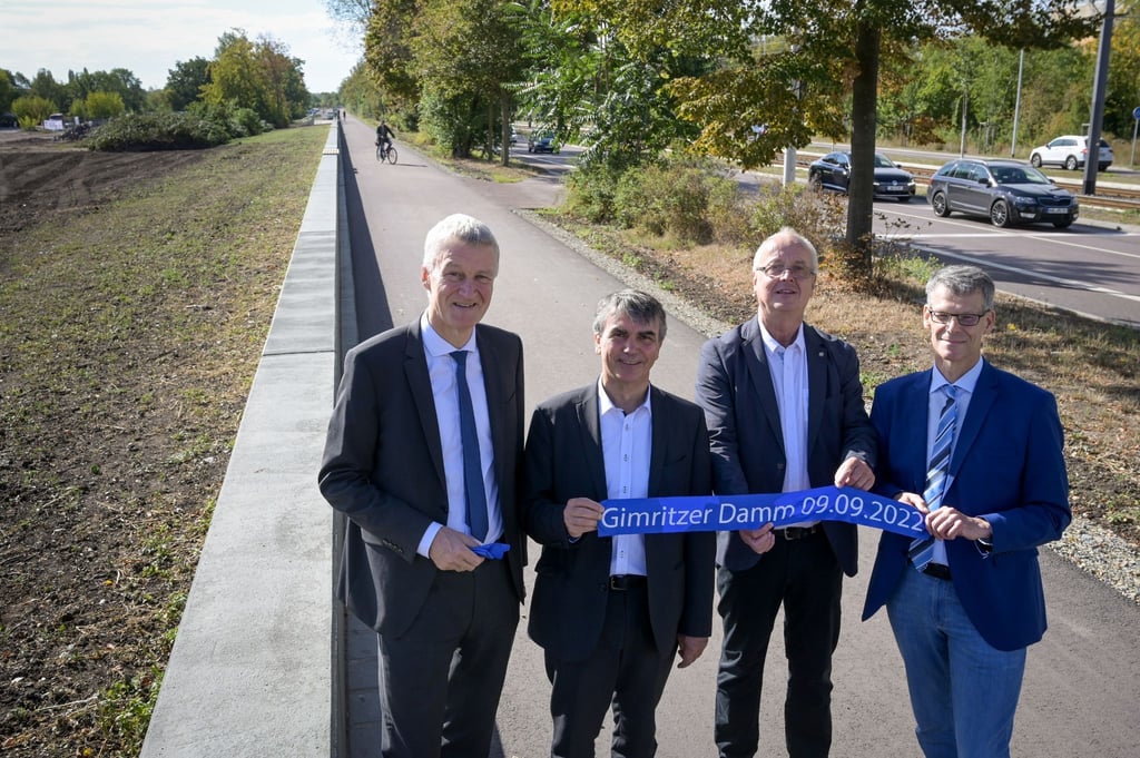 Präsident des Landesverwaltungsamtes Thomas Pleye (l-r), Umweltstaatssekretär Steffen Eichner, Direktor des Landesbetriebs für Hochwasserschutz und Wasserwirtschaft Burkhard Hennig und Halles amtierender Bürgermeister Egbert Geier stehen bei der Eröffnung auf dem Gimritzer Damm.