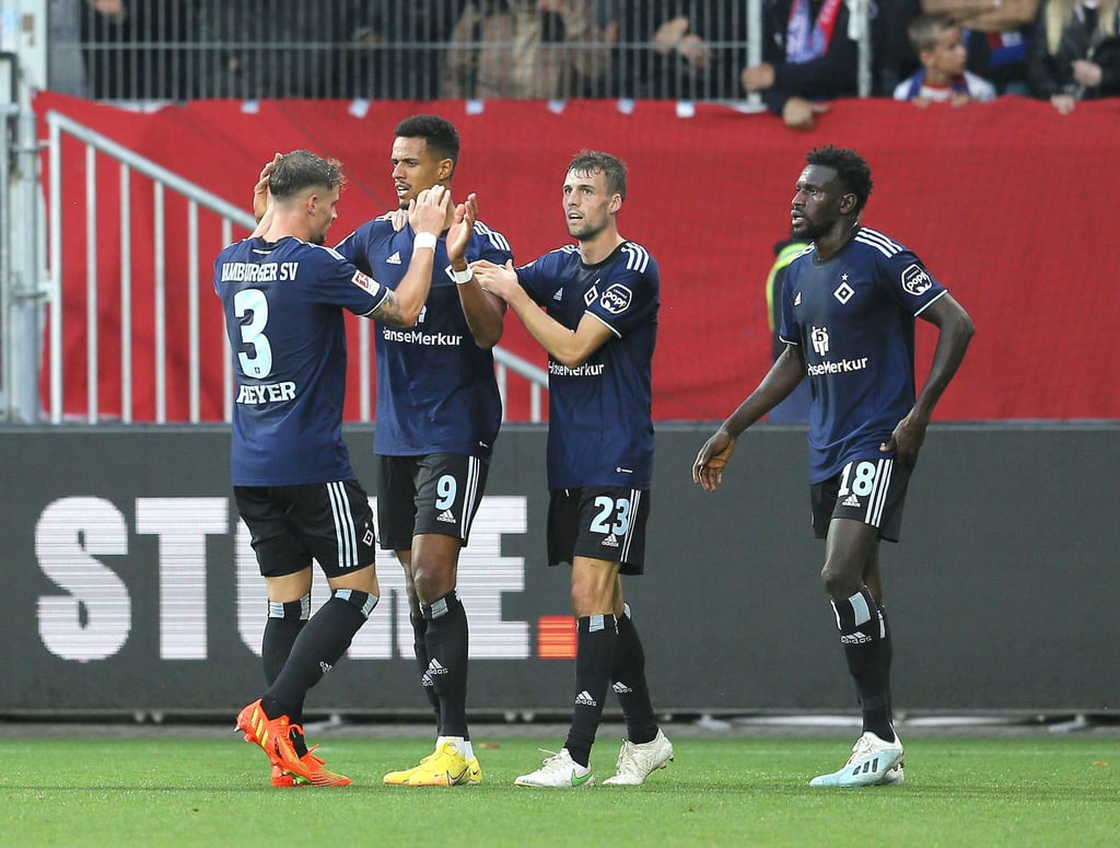 Die Spieler des Hamburger SV bejubeln die 1:0-Führung gegen Holstein Kiel.