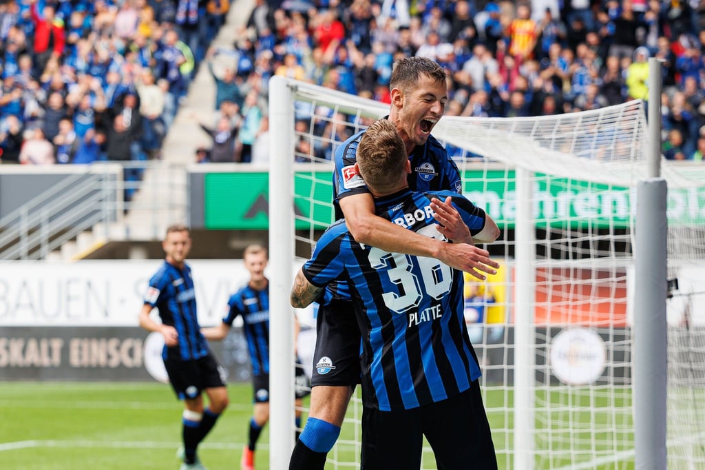 Paderborns Robert Leipertz (r) jubelt mit Felix Platte nach seinem Treffer zum 3:0, dem Endstand der Begegnung.