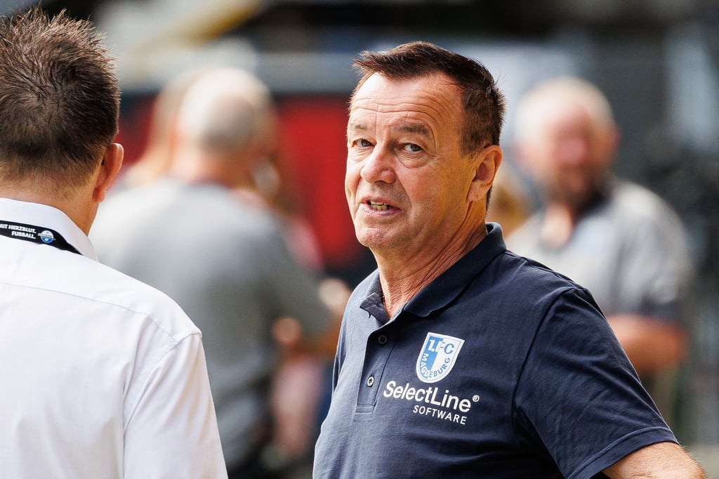 Otmar Schork steht vor Spielbeginn im Stadion.