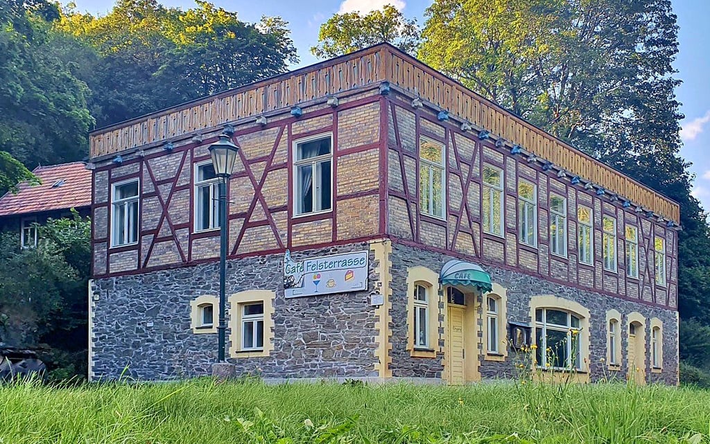Unten Café, oben Pensionsräume: Das Haus steht zum Verkauf.