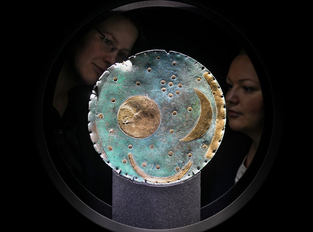Zwei Frauen betrachten im Landesmuseum für Vorgeschichte in Halle (Sachsen-Anhalt) die Himmelscheibe von Nebra.