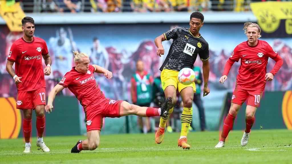 Mit gestrecktem Bein voran: Xaver Schlager gegen Jude Bellingham.