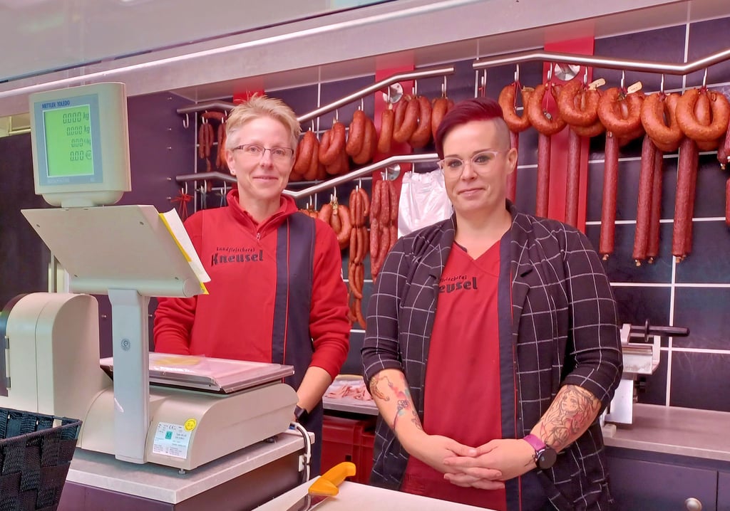 Silvana Geißler (links) und Dana Völker von der Landfleischerei Kneusel bieten donnerstags ihre Waren auf dem Markt in Könenrn an.