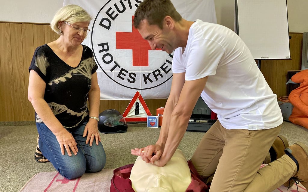 Petra Gehrmann vom DRK gibt Volksstimme-Redakteur Marco Papritz in Burg Hinweise zum richtigen Ansatz der Herzdruckmassage.