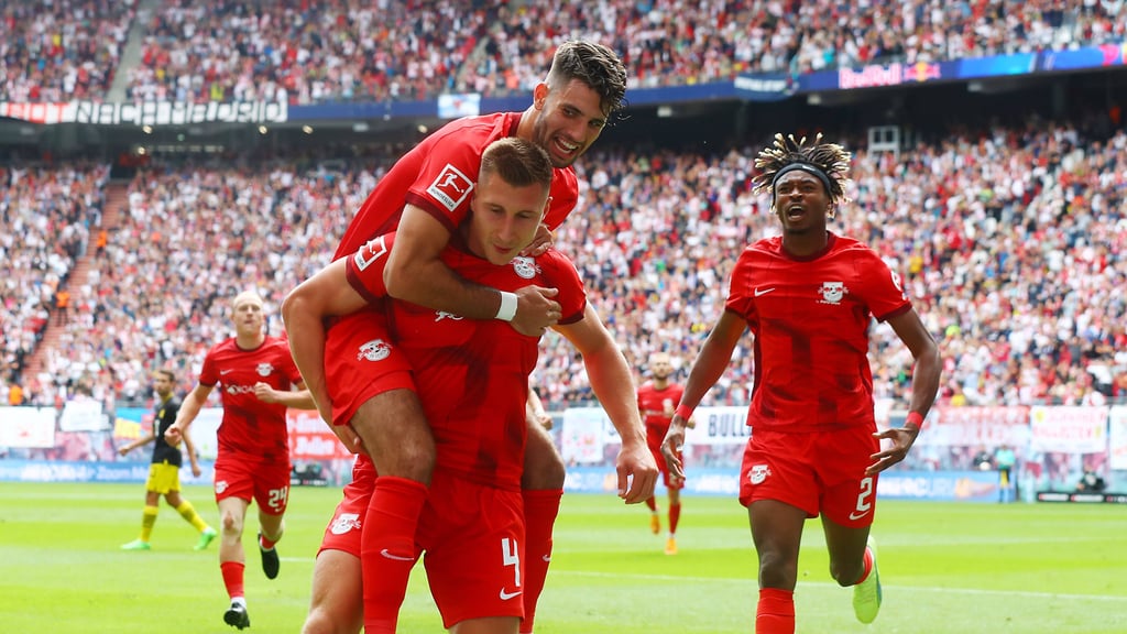 Trage meine Last: Die RB-Torschützen Willi Orban (v.) und Dominik Szoboszlai im Huckepack