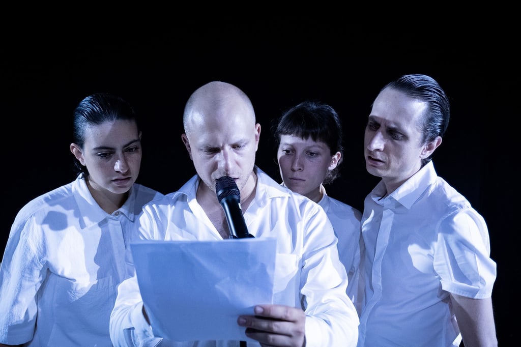 Schauspielerinnen und Schauspieler stehen bei einer Probe der Performance “Werwolfkommandos„ auf der Bühne.