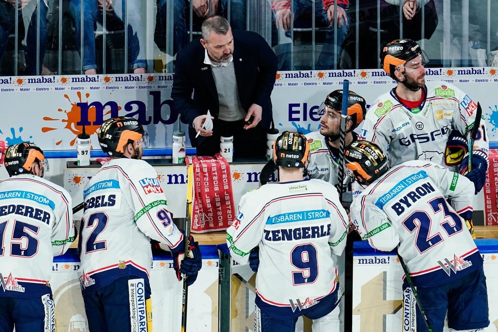 Serge Aubin spricht mit Spielern.