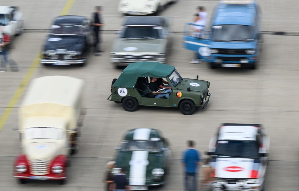 Ein Trabant 1,1 als Armeefahrzeug fährt vor dem Start der Rallye auf dem Flughafen Dresden.