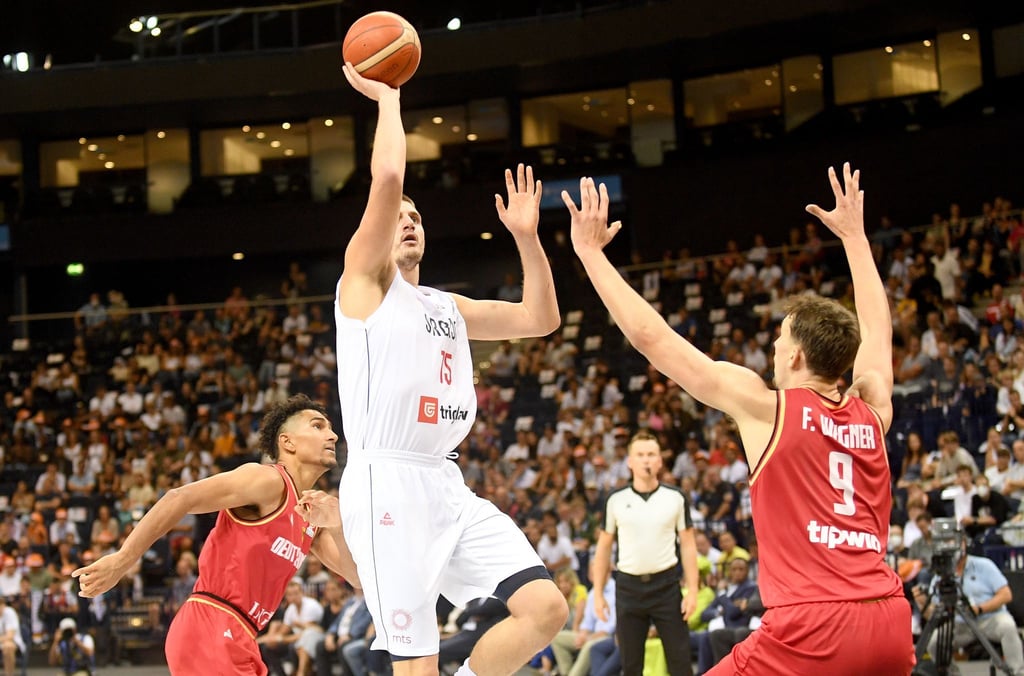 Serbiens Nikola Jokic (M) in Aktion.