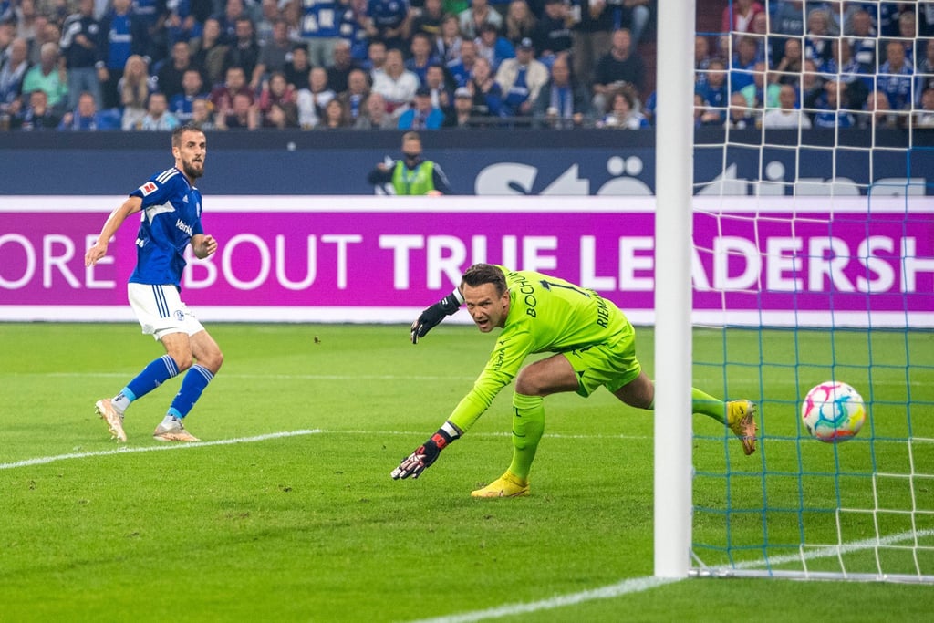 Schalkes Dominick Drexler macht das Tor zum 1:0 gegen Bochums Torwart Manuel Riemann.