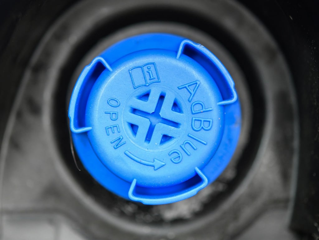 Der Schriftzug „AdBlue“ auf einem Verschluss an einem Diesel-Fahrzeug der Automarke Toyota.