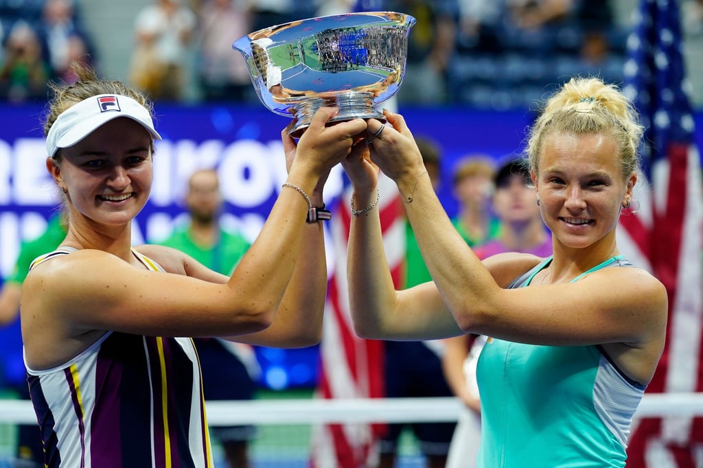 Barbora Krejcikova (l) und Katerina Siniakova jubeln mit der Trophäe über ihren Sieg.