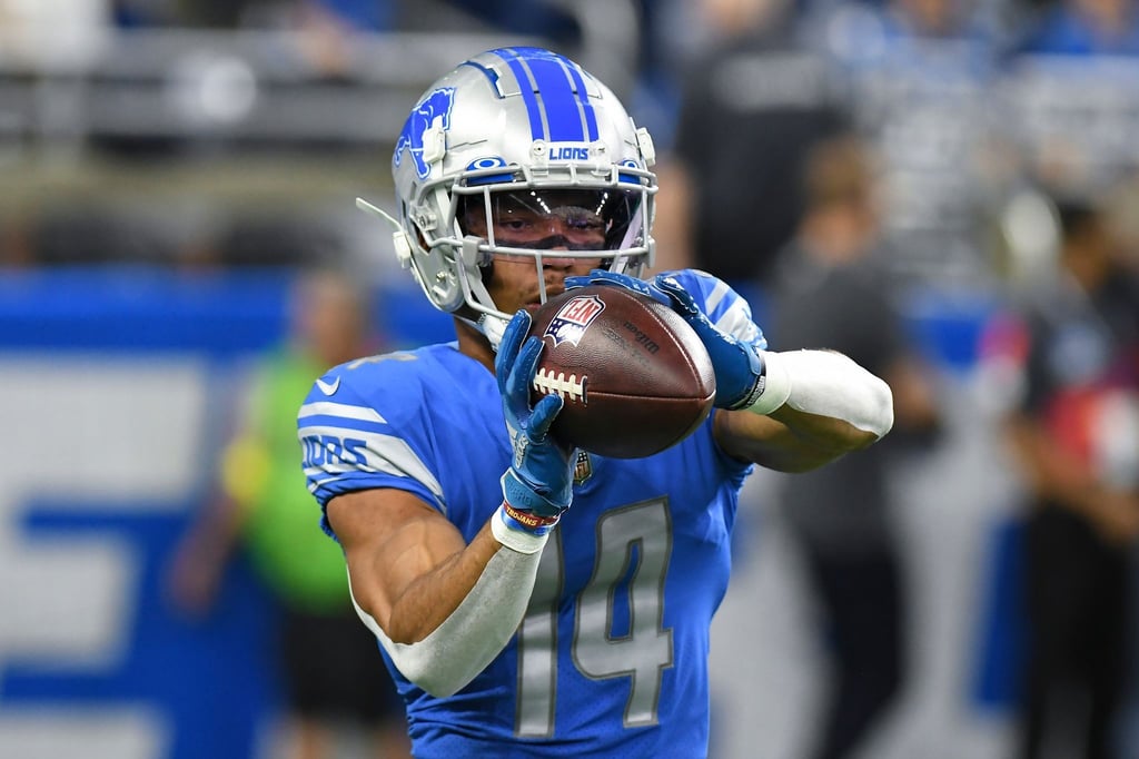 Amon-Ra St. Brown von den Detroit Lions fängt einen Ball vor dem Spiel.