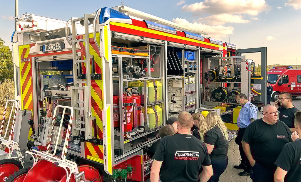 Die Stadtfeuerwehr Oberharz hat ein neues Hilfeleistungsfahrzeug 20 erhalten, das nach der Übergabe von Bürgermeister Ronald Fiebelkorn (CDU) an Ortswehrleiter Volker Deicke ausgiebig inspiziert wurde.