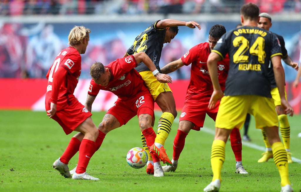 Kein Durchkommen für Dortmunds Bellingahm gegen Forsberg, Raum und Szoboszlai (v.l.)