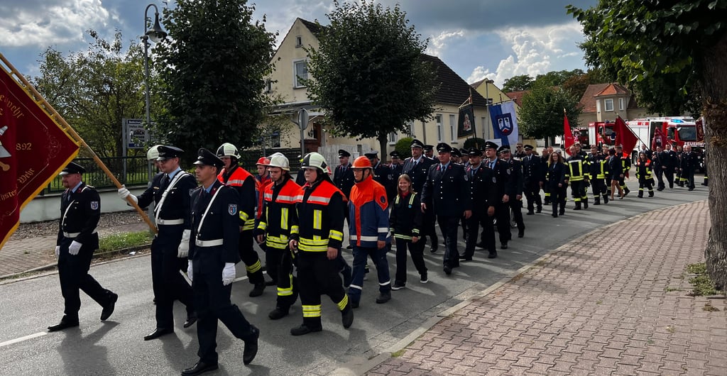 Den Festumzug durch Schollene führte die Mannschaft der gastgebenden Jubiläumswehr an, wobei der Nachwuchs nicht fehlen durfte. Mit dabei waren fast alle Ortswehren der Verbandsgemeinde sowie Gäste aus dem benachbarten Milower Land. Musikalisch begleiteten den langen Tross die Blasmusikanten aus Arneburg.