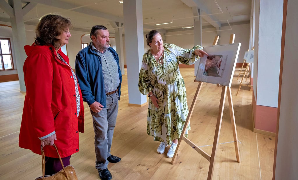 Kristin Otto (r.)  gibt Kathrin und Thomas Wiegleb aus Zeitz Erläuterungen zum künftigen Kinderwagen-Schaudepot  im Schloss Moritzburg.