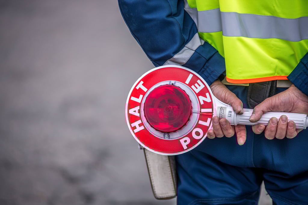 Die Polizei hat am Wochenende in Halle mehrere Verkehrsdelikte geahndet.