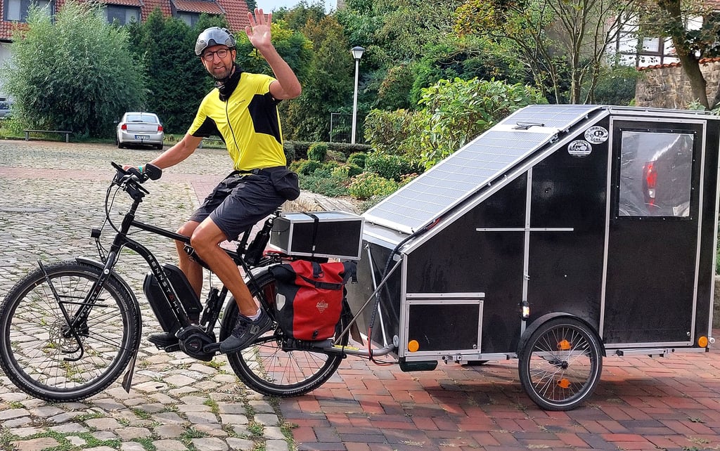 Matthias Keck verbringt als klassischer Büromensch seine Freizeit gern in der Natur. Mit seinem Fahrrad-Camper ist er nun auch ganz autark unterwegs.