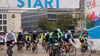 Etwa 1000 Radsport-Begeisterte sind Sonntagmorgen am Hallmarkt in Richtung Magdeburg gestartet. 