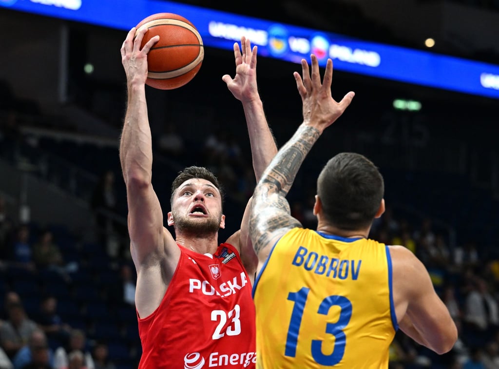 Der Ukrainer Vyacheslav Bobrov (r) verteidigt unter dem Korb gegen den Polen Michał Michalak.