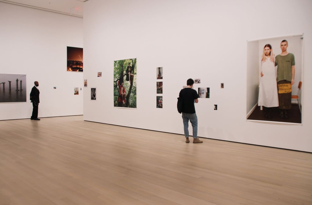 Ein Besucher betrachtet Bilder in der Ausstellung „Wolfgang Tillmans: To look without fear“.