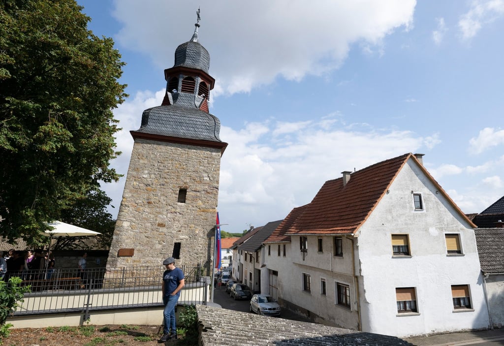 Durch die Neigung von 5,4277 Grad gilt der ehemalige Wehrturm der kleinen Gemeinde Gau-Weinheim in Rheinland-Pfalz nach Einschätzung des Rekord-Instituts als schiefster Turm der Welt.