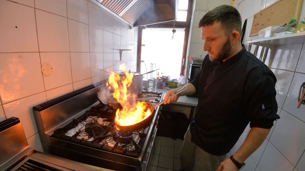 Luca Ceri ist der neue Küchenchef in dem Lokal am Johannisturm. Seinen Chef Jurgen Loshi hat er in Italien kennengelernt.