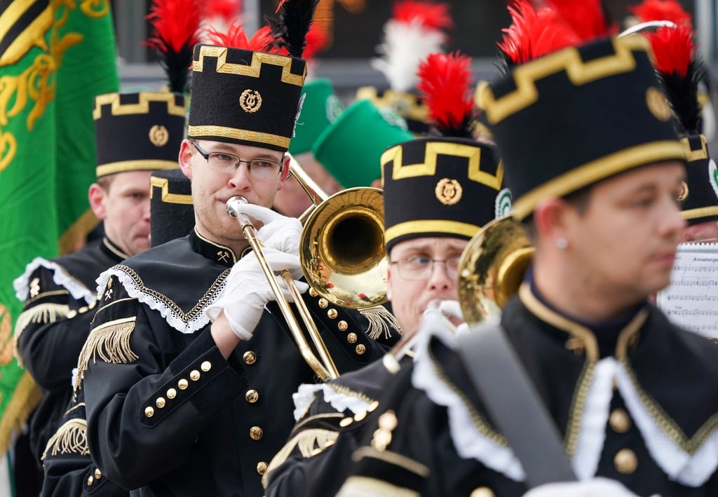 Bergmannsvereine spielen auf der großen Bergparade.