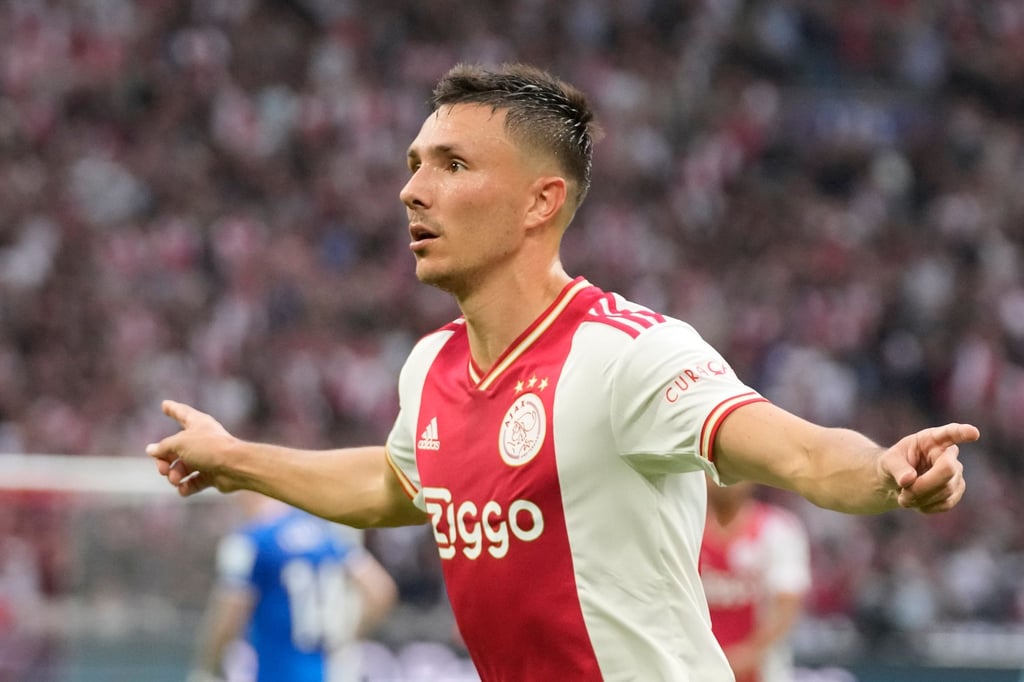 Steven Berghuis von Ajax Amsterdam jubelt über sein Tor zum 2:0.