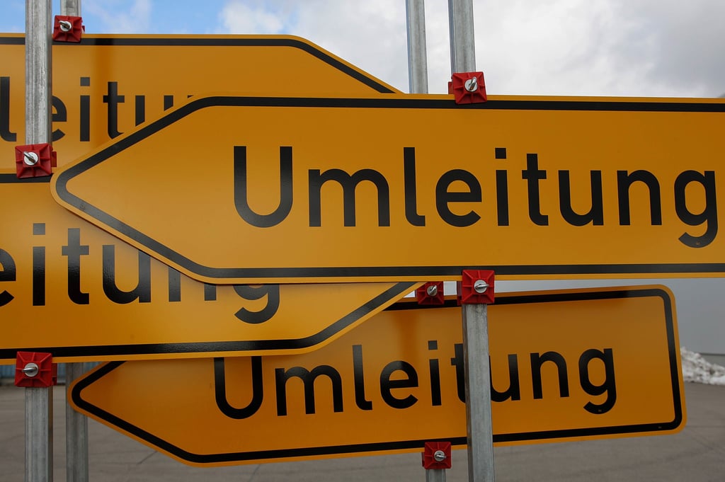 Ein Mann mit einem Verkehrsschild unterm Arm, das das Ende einer Umleitung anzeigt, hat die Polizei in Dessau gestellt.