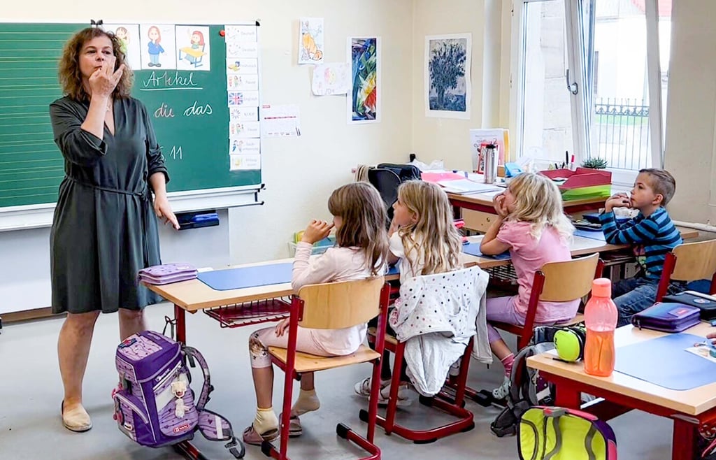 Die Deutschlehrerin Ulrike Wichmann erklärt die Lautgebärden.