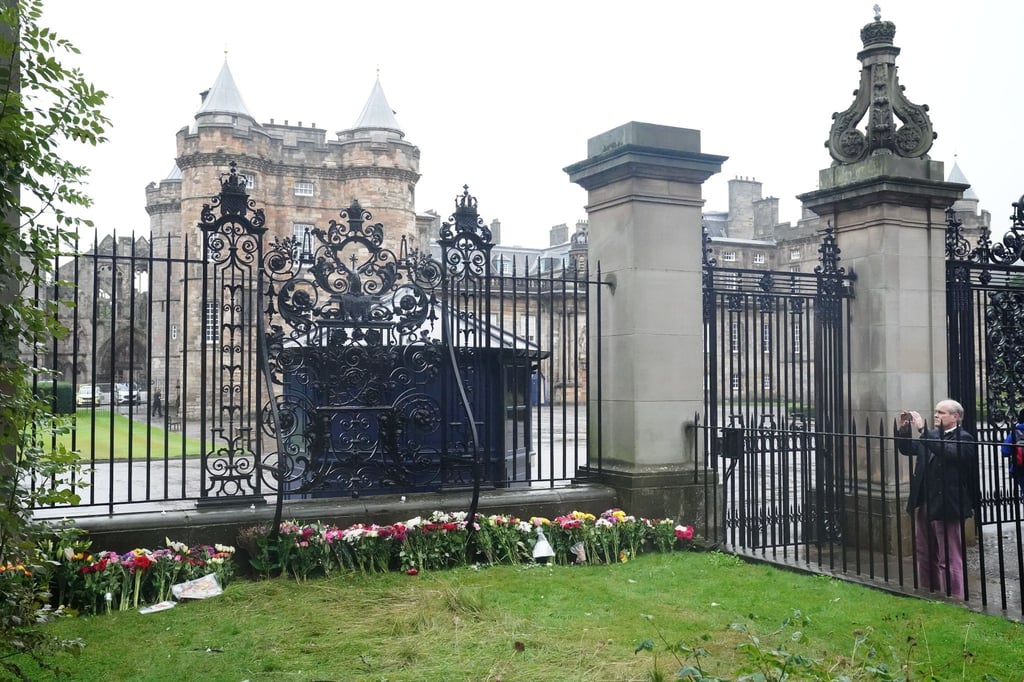 Der Leichnam von Queen Elizabeth II. soll heute in den Holyrood-Palast in Edinburgh gebracht werden.