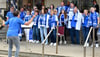 FCM-Fans stimmen am Sonnabend vor dem Magdeburger Opernhaus in einer zwanzigminütigen Darbietung die bekannten Fangesänge aus dem Stadion an.