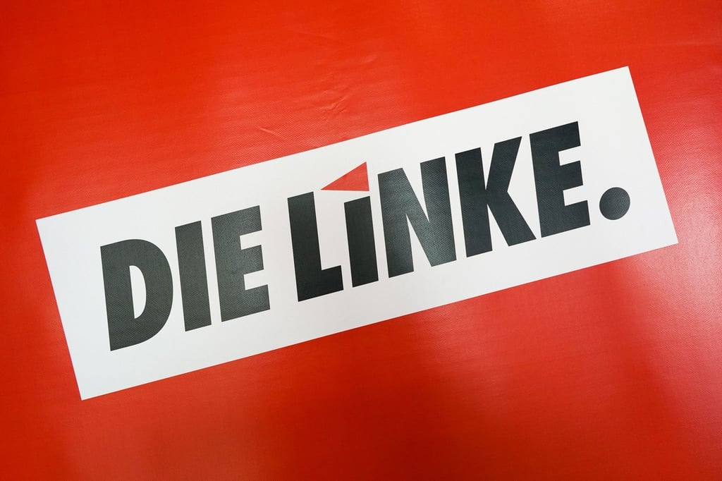 Das Textlogo "Die Linke." steht auf rotem Grund während eines Landesparteitags. Am Samstag trifft sich Die Linke Hessen auf einem Landesparteitag in Dietzenbach.