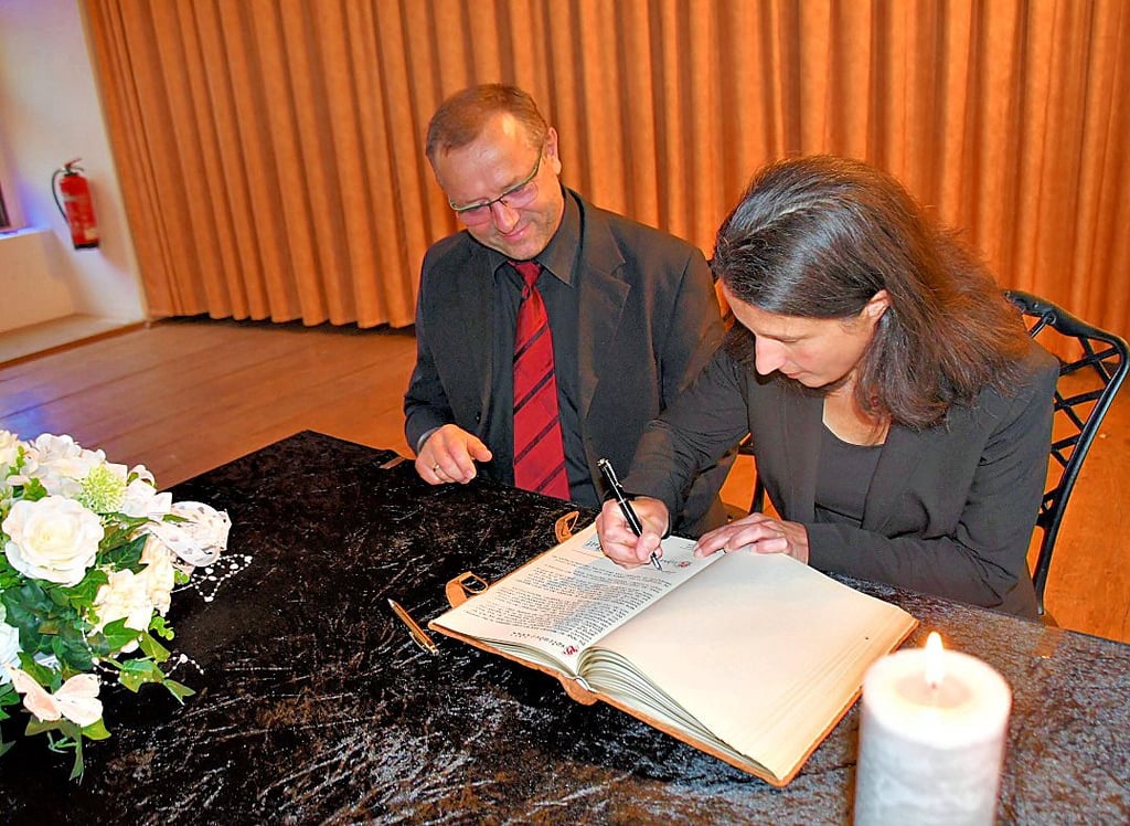 Michaela und Oliver Wolf tragen sich in das Goldene Buch der Stadt Oebisfelde ein.