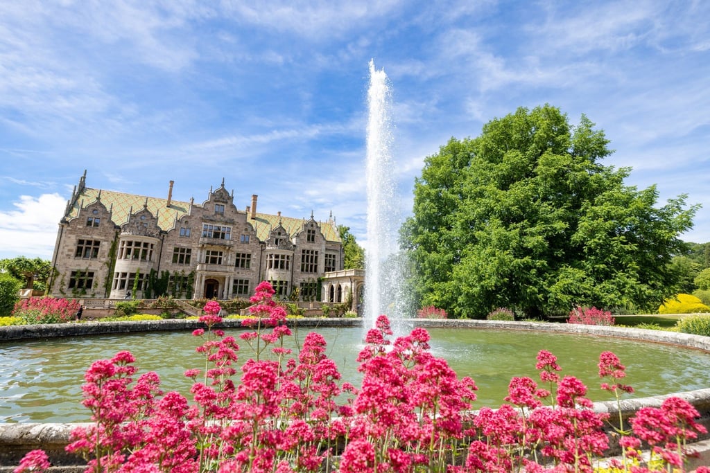 Eine Wasserfontäne ist vor Schloss Altenstein im Wasser zu sehen.