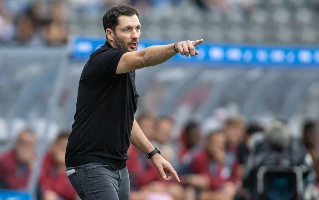 Cheftrainer Sandro Schwarz von Hertha BSC zeigt in eine Richtung.