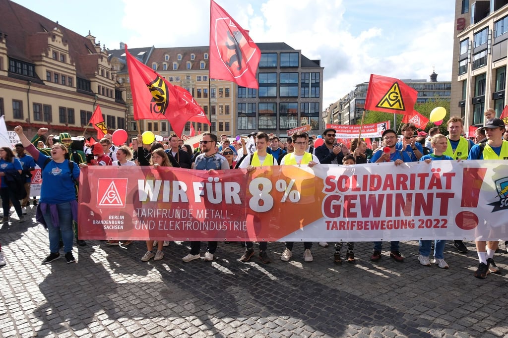Etwa 2000 Menschen beteiligten sich an einer Protestaktion der Industriegewerkschaft Metall (IGM) in Leipzig.