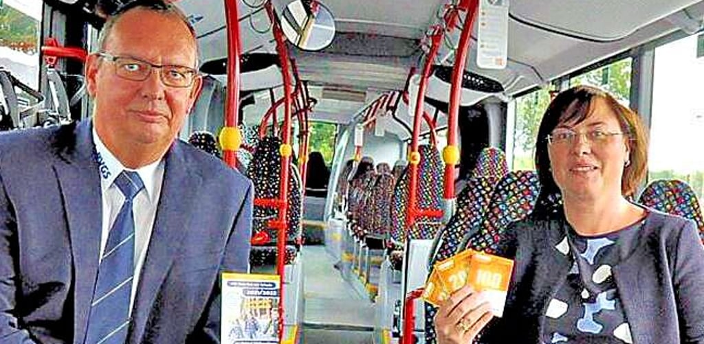 PVGS-Geschäftsführer Ronald Lehnecke mit Amtsleiterin Inga Otte-Sonnenschein in einem Bus der PVGS.
