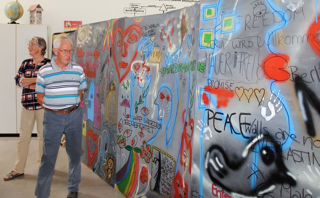 Die Räume des Gymnasiums wurden von den Schülern thematisch nach den vergangenen acht Jahrzehnten gestaltet. Im 80er Raum erstand die Berliner Mauer neu, auf deren Rückseite Erlebnisberichte von ehemaligen Schülern zu lesen waren.