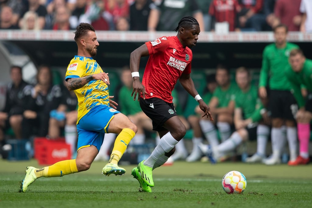 Braunschweigs Robin Krauße (l) versucht Hannovers Derrick Köhn vom Ball zu trennen.